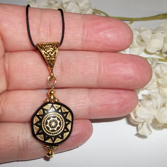 Necklace Pendant Black & Gold Adjustable Size 5276 - Picture 7 of 8